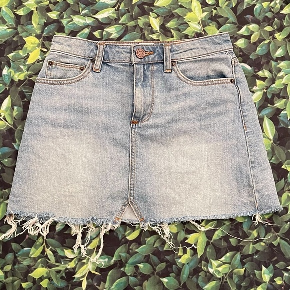 BDG Denim Mini Skirt Raw Hem size XS Preowned UO frayed hem casual on trend - Picture 2 of 7